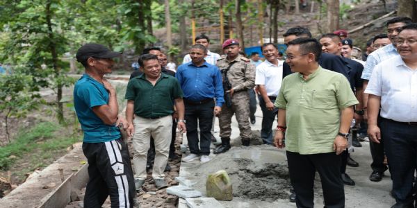 मुख्यमन्त्रीले बैगुनेमा प्रस्तावित मयूर पार्क परियोजना स्थलको निरीक्षण गरे