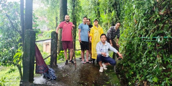 खरसाङको वार्ड नम्बर 2 को टेकबीर बस्ती क्षेत्रमा बाटो सर सफाई