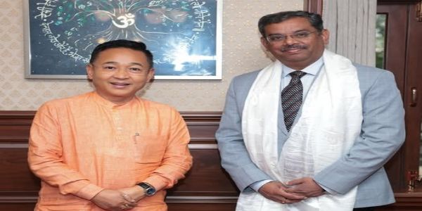 वरिष्ठ पुलिस अधिकारी श्रीधर रावले मुख्यमन्त्रीसॅंग भेट गरे