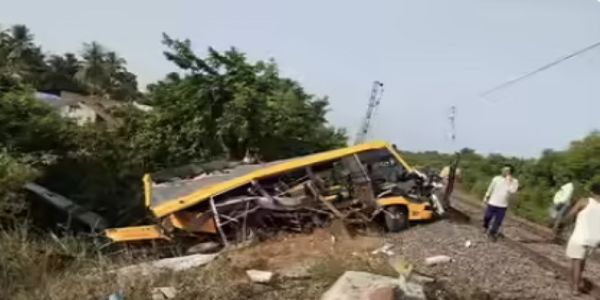 तमिलनाडूः ट्रेनको चपेटमा पऱ्यो स्कूली भ्यान, दुई छात्र समेत तीनको मृत्यु