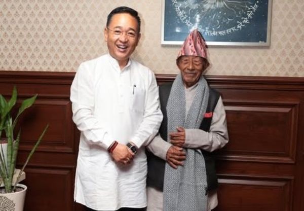 मुख्यमन्त्रीले वृद्ध उपमान छेत्रीसॅंग गरे शिष्टाचार भेट
