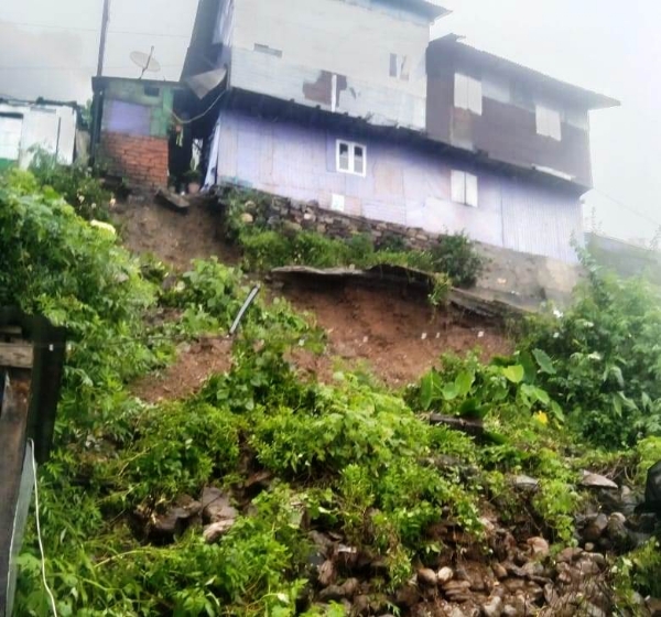 तीनधारेको अप्पर गोलाईमा एक घर पैह्रोको चपेटमा