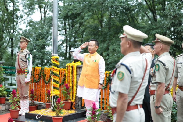 मुख्यमन्त्रीले मिन्तोकगाङमा राष्ट्रिय झण्डा फहराए