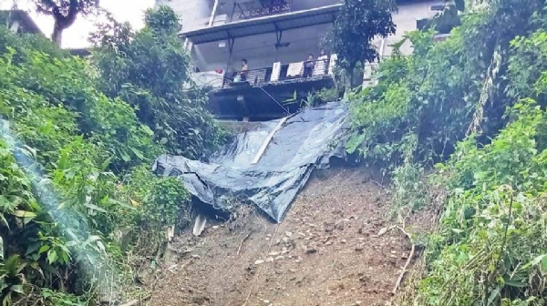 तीनधारेको‌ भानु ग्राममा पैह्रोले घर तान्ने अवस्था