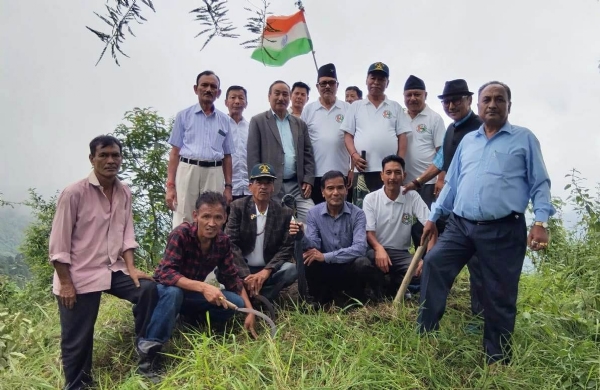 घैयाबारीमा वार मेमोरियल निर्माणको लागि भूतपूर्व सैनिक र वरिष्ठ नागरिकद्वारा अनित थापालाई अनुरोध