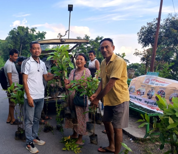 सूर्य फाउन्डेशनको पहलमा विरुवाहरु वितरण कार्यक्रम