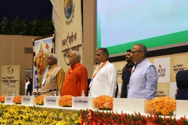 कार्यक्रममा मञ्चमा उपस्थित मोहन भागवत एवं अन्य