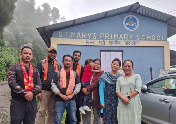 प्रजातान्त्रिक असंगठित श्रमिक संगठनले सन्त मेरिज प्राथमिक पाठशाला भवनमा गऱ्यो रंग लगाउने कार्य