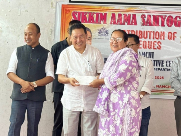 सिक्किम आमा सहयोग योजनाका लाभार्थीहरूलाई चेक वितरण गरियो