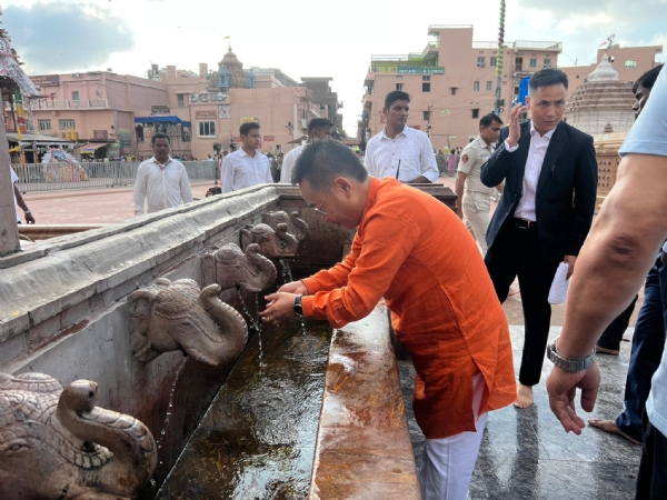 मुख्यमन्त्रीले पुरीमा पवित्र जगन्नाथ मन्दिरको भ्रमण गरे
