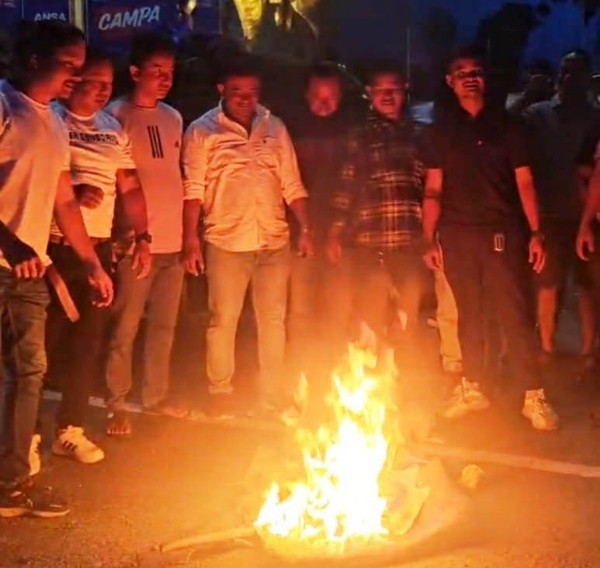 युवा शक्तिद्वारा गाडीधुरामा‌ सिलगढीका‌ भाजपा विधायक शंकर घोषको पुत्ला दहन