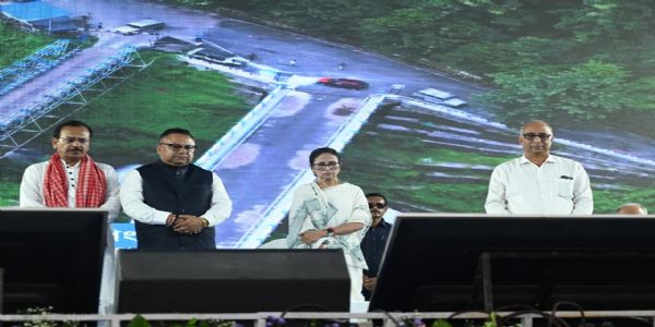 अनित थापाको उपस्थितिमा मुख्यमन्त्री ब्यानर्जीद्वारा टिस्टा त्रिवेणी पुलको उद्घाटन