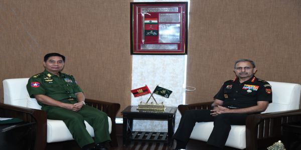 म्यान्मार सेनाको प्रतिनिधिमण्डल पुग्यो पूर्वी कमान मुख्यालय, उपहारमा दियो आईटी ल्याब उपकरण