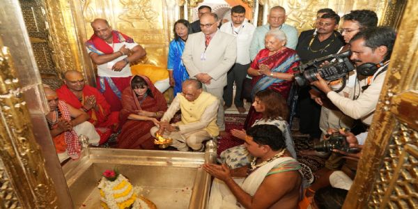 मरीशसका प्रधानमन्त्री डा. नवीनचन्द्र रामगुलामले श्री काशी विश्वनाथ मन्दिरमा हाजिरी लगाए