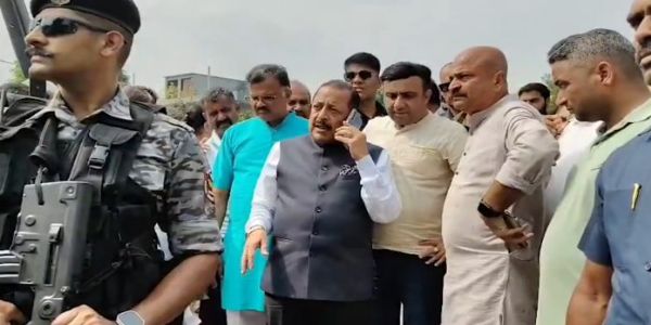 केन्द्रिय मन्त्री जितेन्द्र सिंहले जम्मूमा बाढ़ी प्रभावित गाउँहरूको दौड़ाह गरे