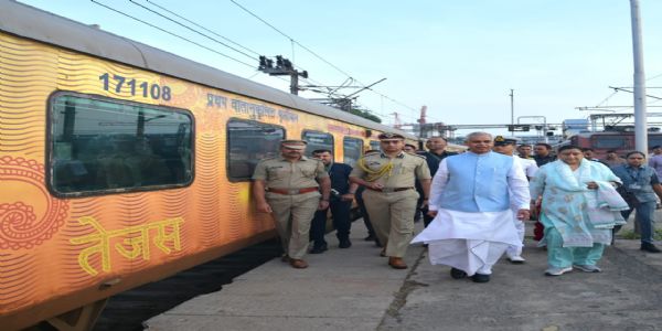 गुजरातका राज्यपाल आचार्य देवव्रत महाराष्ट्रको अतिरिक्त कार्यभार सम्हाल्न मुम्बई पुगे
