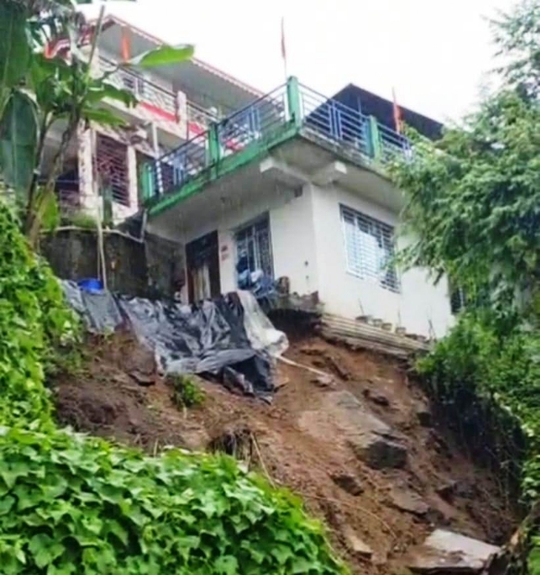 खरसाङ नगरपालिका क्षेत्रमा पैह्रोले तीनवटा घरहरुलाई क्षति