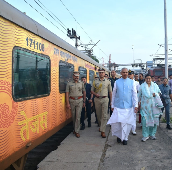 गुजरातका राज्यपाल आचार्य देवव्रत महाराष्ट्रको अतिरिक्त कार्यभार सम्हाल्न मुम्बई पुगे