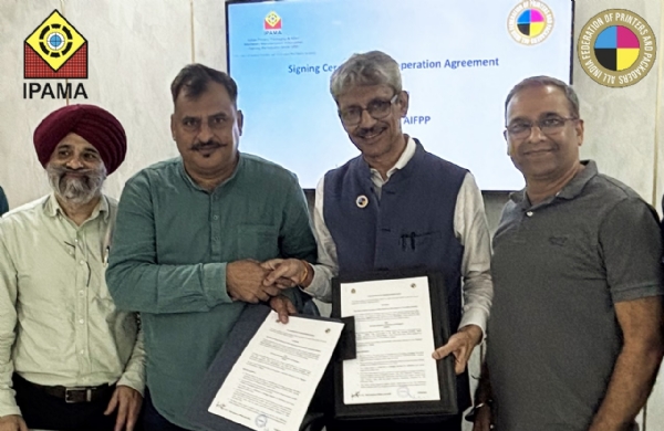 सम्झौतामा ऐतिहासिक हस्ताक्षरपछि आईपीएएमएको नोएडा, भारत कार्यालयमा लिएको टीम एआईएफपीपी र टीम आईपीएएमएको एकतालाई दर्साउने स्मारक समूह फोटो।