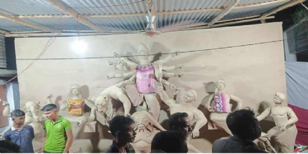 बांग्लादेशमा दुर्गा पूजा अगाड़ी काली मन्दिरमाथि धावा, मूर्तिहरू तोड़ियो