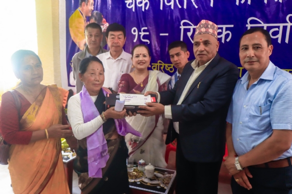 रिनाक निर्वाचन क्षेत्रका 1040 लाभार्थीहरूलाई चेक हस्तान्तरण