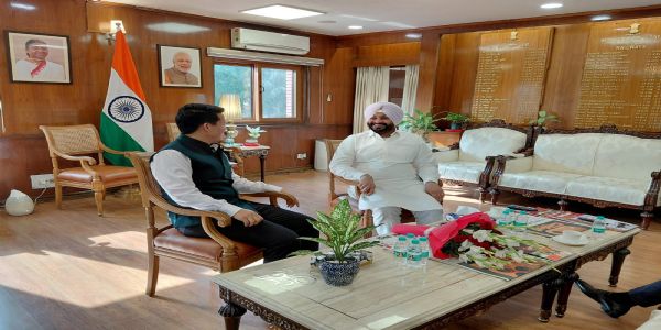 सांसद सुब्बाले रेलवे राज्यमन्त्रीसॅंग भेट गरेर सिक्किममा रेलवे कनेक्टिभिटीको बारेमा छलफल गरे