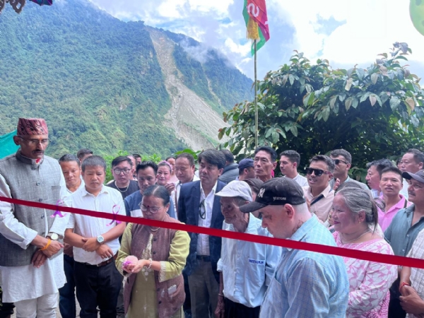 श्रमदानमा निर्मित घर उद्घाटन गरेर लाभार्थीलाई हस्तान्तरण