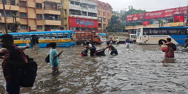 कोलकाताः रातभरि मूसलधारे वर्षाबीच करेन्ट लागेर 5 को मृत्यु, जनजीवन अस्त-व्यस्त