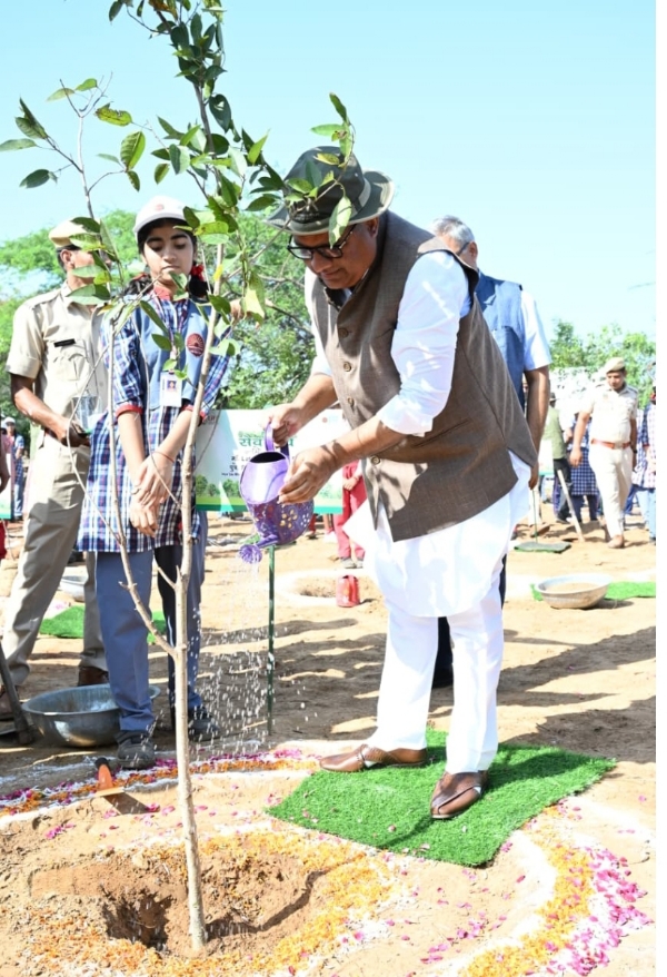 असोला भट्टी वाइल्डलाइफ सेञ्चुरीमा भूपेन्द्र यादवले गरे बिरुवा रोपण
