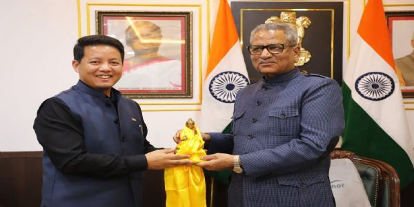 सांसद सुब्बाले राज्यपालसॅंग गरे शिष्टाचार भेट