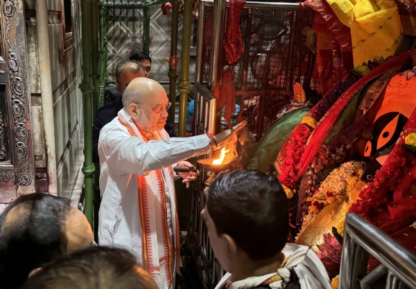 कोलकाताको प्रसिद्ध कालीघाट मन्दिरमा गृहमन्त्री अमित शाहले गरे पूजा