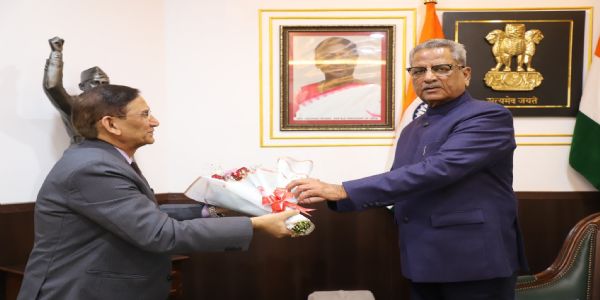 एसआरएम विश्वविद्यालयका कुलपतिले राज्यपालसॅंग शिष्टाचार भेट गरे
