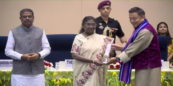 राष्ट्रपतिले सिक्किमका शिक्षक कर्मा टेम्पो इथेन्पालाई राष्ट्रिय शिक्षक पुरस्कार 2025 प्रदान गरिन्
