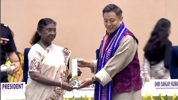 कर्म टेम्पो इथेन्पा राष्ट्रिय शिक्षक पुरस्कारले सम्मानित