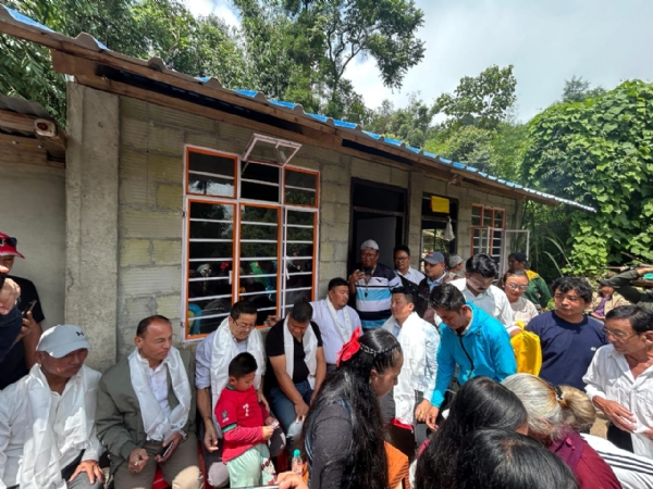 मिरिकको ओकाइटी चियाबगानमा अजय एडवर्ड्सद्वारा निर्मित घरको उद्घाटन