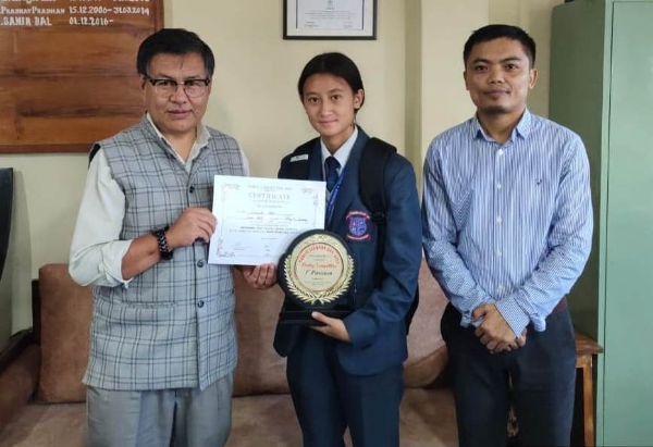 सार्वजनिक पुस्तकालय दिवस अन्तर महाविद्यालय कविता प्रतियोगितामा खरसाङ कलेज प्रथम