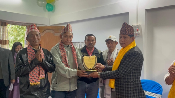 पक्का लाइन ग्राम सुधार समितिद्वारा सभासद नुरी शेर्पा सम्मानित
