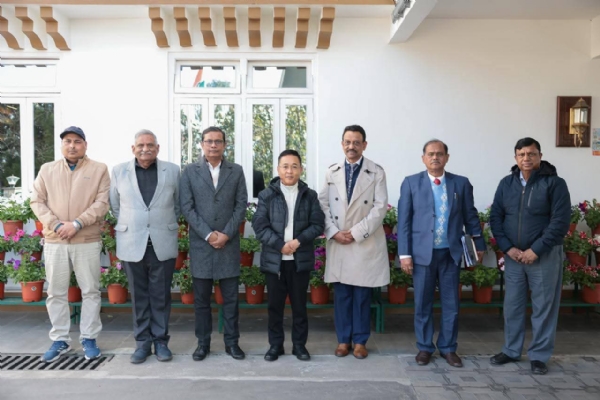 मुख्यमन्त्री एवं एनएचआईडीसीएलका अधिकारीहरू।