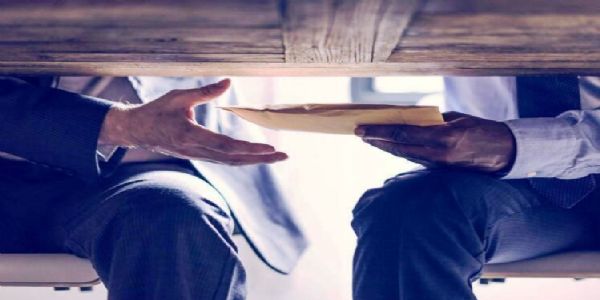 20 हजार घूस लिँदै गर्दा पीडब्ल्यूडी क्लर्क पक्राउ