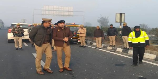 फिरोजाबादमा लखनऊ एक्सप्रेस वे मा बस डिवाइडरसित ठोकियो, महाराष्ट्रका 7 श्रद्धालु घाइते