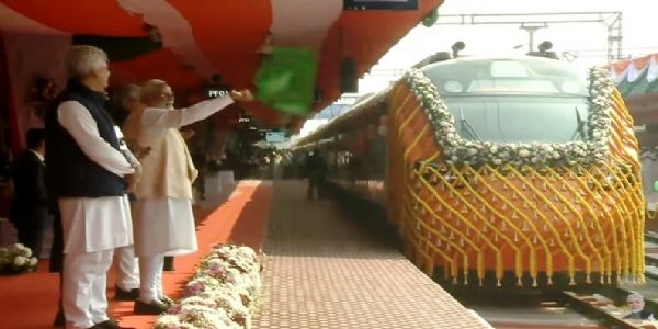 देशले पायो पहिलो वन्दे भारत स्लीपर ट्रेन, प्रधानमन्त्रीले देखाए हरियो झण्डा