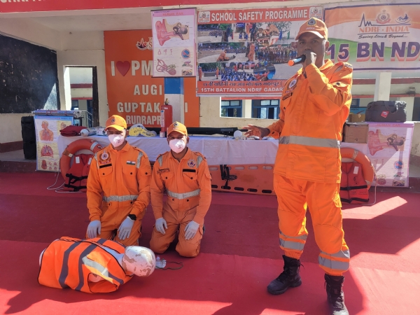आपदा के गुर सिखाते ndrf