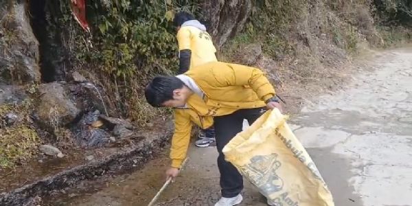 राजाहट्टा एक्सप्लोर ग्रुपका सदस्यहरुद्वारा पर्यटकीय स्थलहरूमा प्लास्टिक र मैलाहरु संकलन