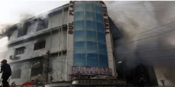 पाकिस्तान: कराचीको सपिङ प्लाजामा आगलागी, मृतकहरूको संख्या ६१ पुग्यो