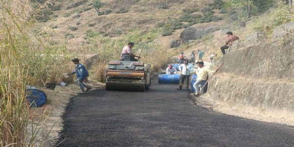 तीनधारेदेखि सिविटारसम्म पुग्ने रोडमा अलकत्र बिछ्याउने कार्य शुरु