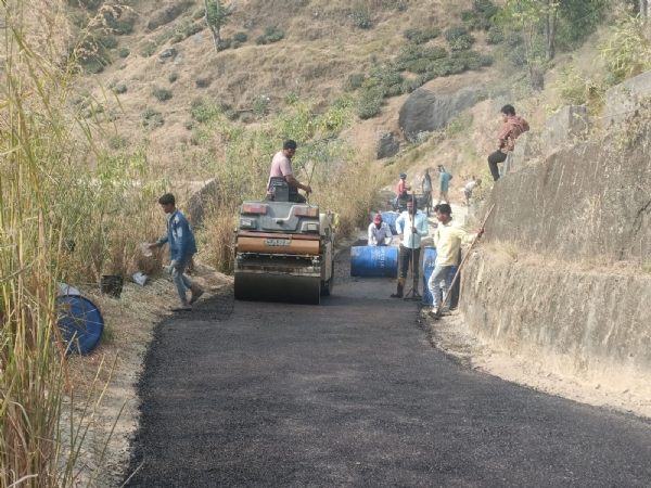 तीनधारेदेखि सिविटारसम्म पुग्ने रोडमा अलकत्र बिछ्याउने कार्य शुरु तीनधारेदेखि सिविटारसम्म पुग्ने रोडमा अलकत्र बिछ्याउने कार्य शुरु