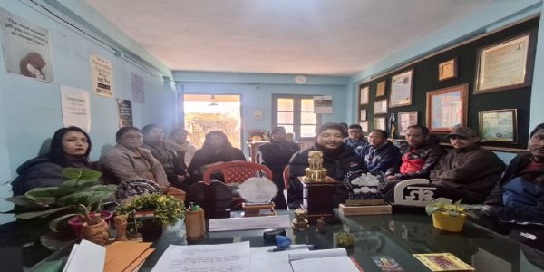 खरसाङ महकुमा अस्पतालका अस्थायी कर्मचारीहरूद्वारा सभासद श्याम शेर्पासित भेटघाट