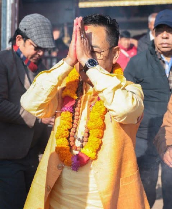 मुख्यमन्त्री प्रेमसिंह तामाङ मनकामना मन्दिरमा।