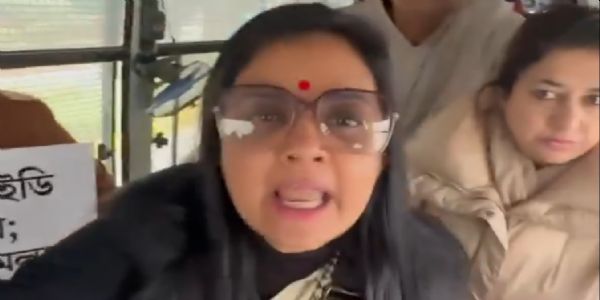 दिल्लीमा अमित शाहको कार्यालय बाहिर प्रदर्शन गरिरहेका टीएमसी सांसद हिरासतमा लिइए