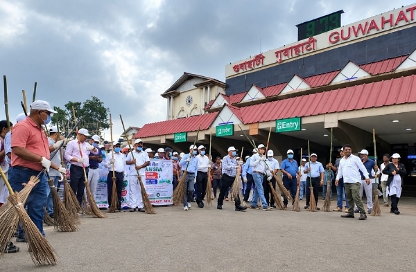 स्वच्छता ही सेवा 2026 के तहत पूसीरे के गुवाहाटी स्टेशन की सफाई करते अधिकारी एवं कर्मचारी। स्वच्छता ही सेवा 2026 के तहत पूसीरे के गुवाहाटी स्टेशन की सफाई करते अधिकारी एवं कर्मचारी।